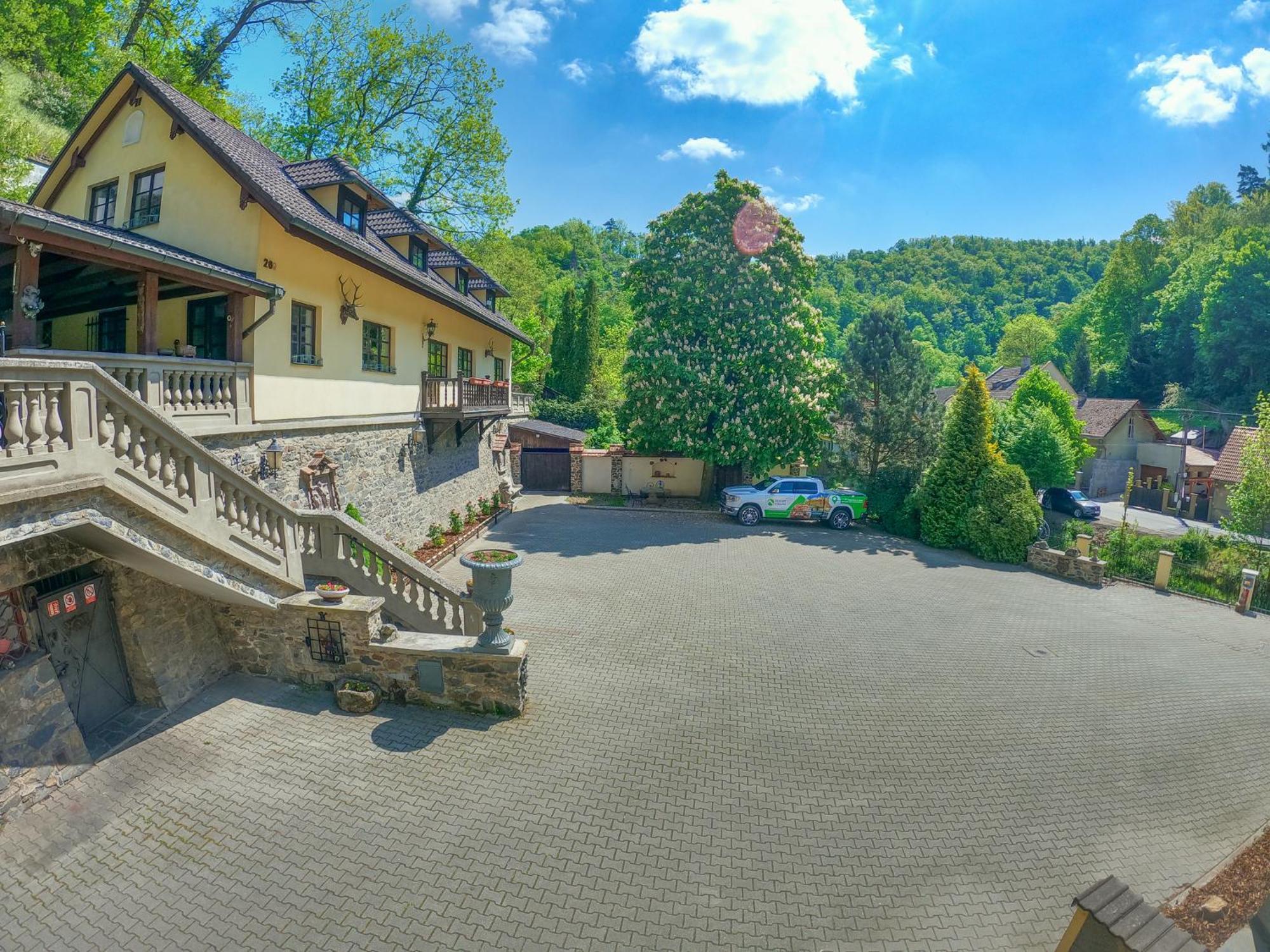 Resort U Jelena Krivoklat Exterior photo